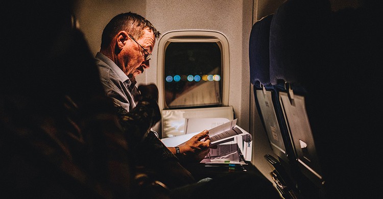 Pasajero en el interior de un avión