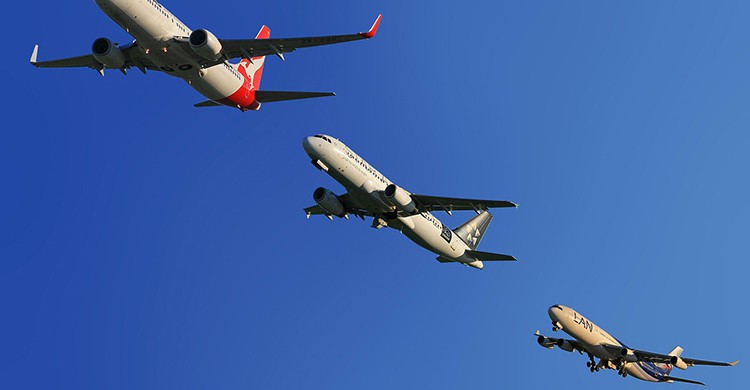 Tres aviones en pleno vuelo