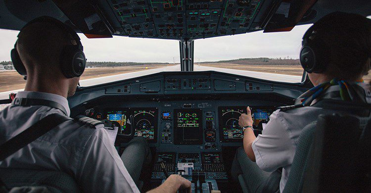 Dos pilotos en la cabina de un avión