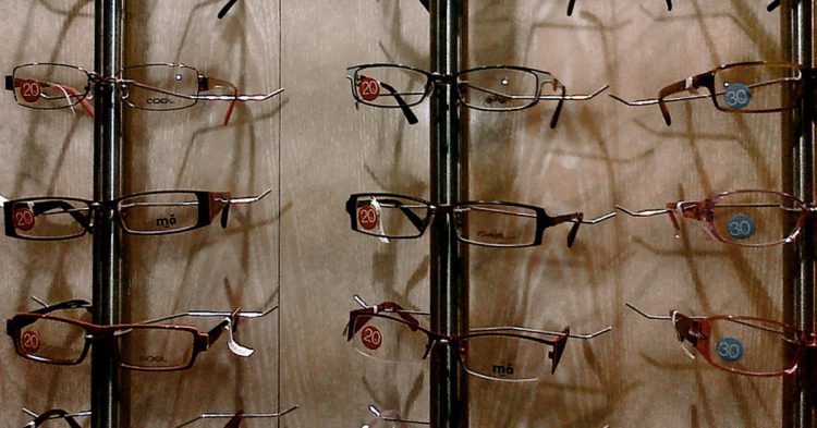 Elige meticulosamente tus gafas si quieres ser un buen friki (Fuente: mmoroca / Flickr)