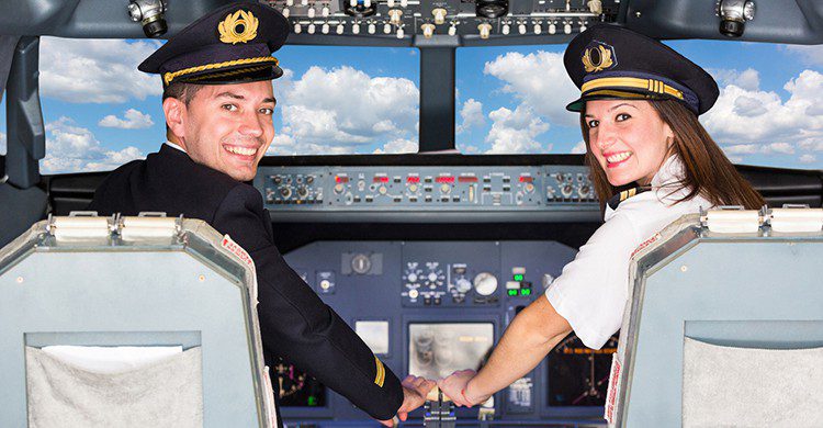 Dos pilotos en la cabina de un avión