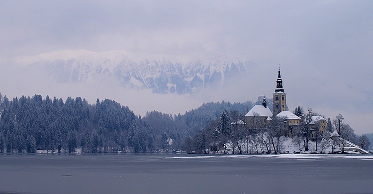 Vistas del Lago Bled nevado, en Eslovenia