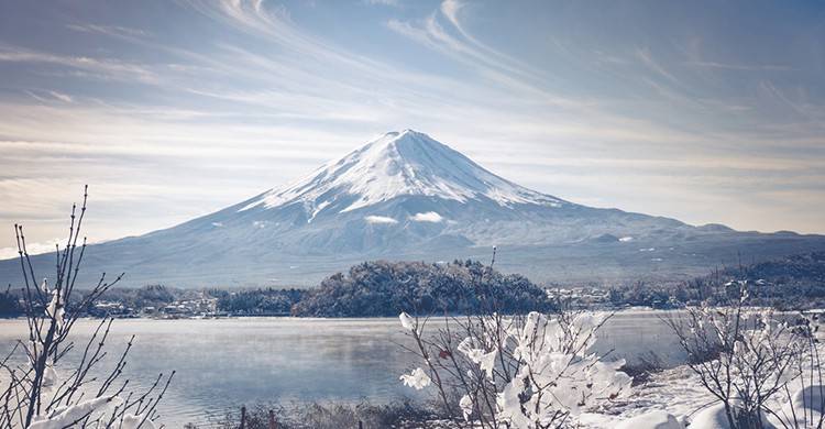 Vistas del Monte Fuji nevado, Japón