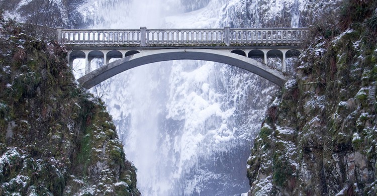 Vista de las Multnomah Falls en Oregon, congeladas por el frío