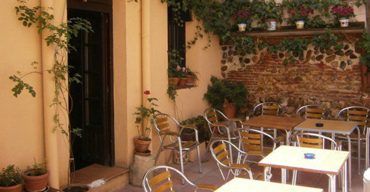 Terraza del bar Oriente Medio en León (Fuente: Facebook Taberna Oriente Medio)
