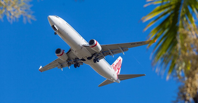 Un avión comercial en pleno vuelo