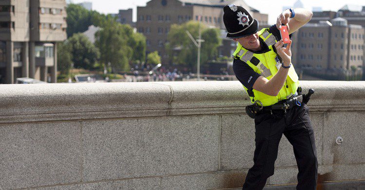 El reconocible uniforme de los policías en Inglaterra (Fuente: Jihopgood / Flickr)
