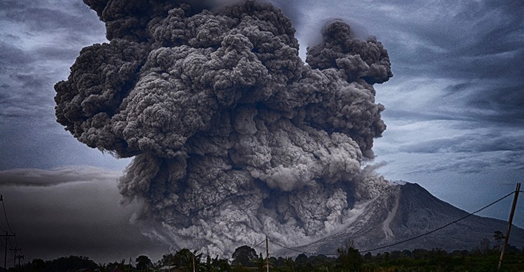 Un volcán en erupción