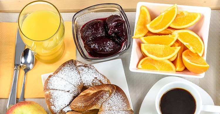 Desayuno con zumo de naranja