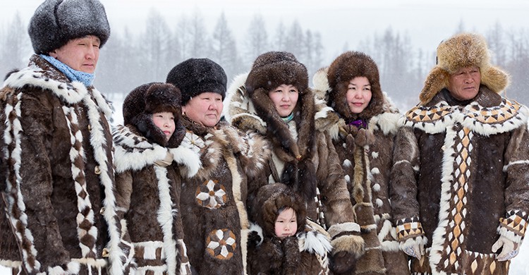 Siberianos con trajes típicos