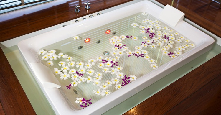 Un jacuzzi con flores
