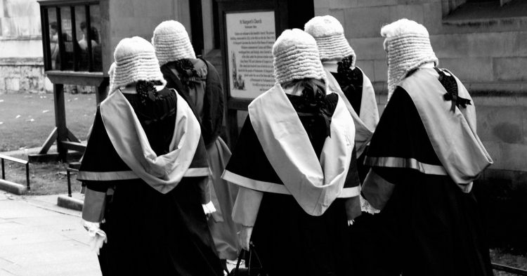 Nosotros seremos cotillas pero ellos juzgan todo el tiempo (Fuente: Angel Xavier Viera-Vargas / Flickr)