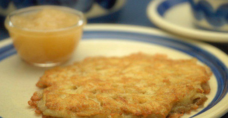 La famosa kartoffelpuffer alemana acompañada de compota de manzana (Fuente: julia Tohme El Batal / Flickr)