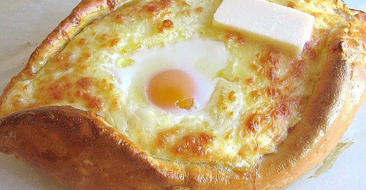 Degusta una khachapuri en Polyana Vkusa de Sochi (Fuente: spruce.com)