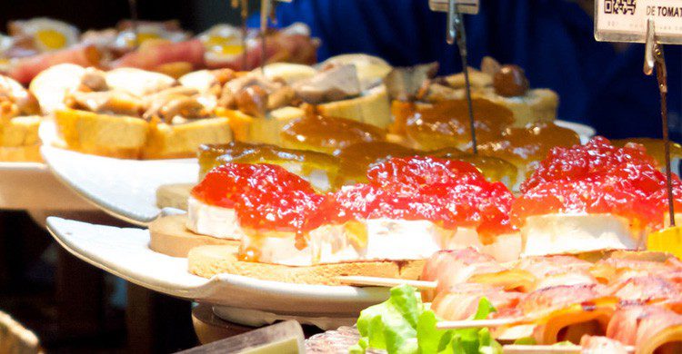 Irse de pintxos, un clásico en País Vasco (Fuente: adam Franco/ Flickr)