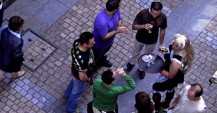 Sal con los colegas de poteo o copas (Fuente: hitzak Soberan / Flickr)