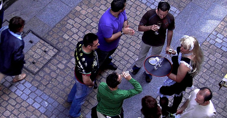 Sal con los colegas de poteo o copas (Fuente: hitzak Soberan / Flickr)
