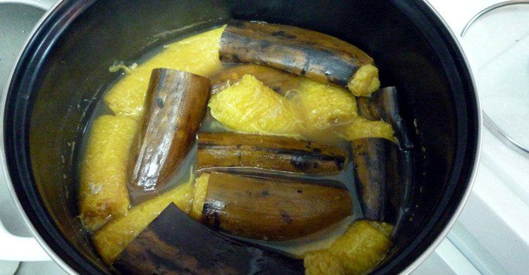 Preparación de una tortilla de plátano típica de los países caribeños (Fuente: Eteban Mendieta Jara / Flickr)