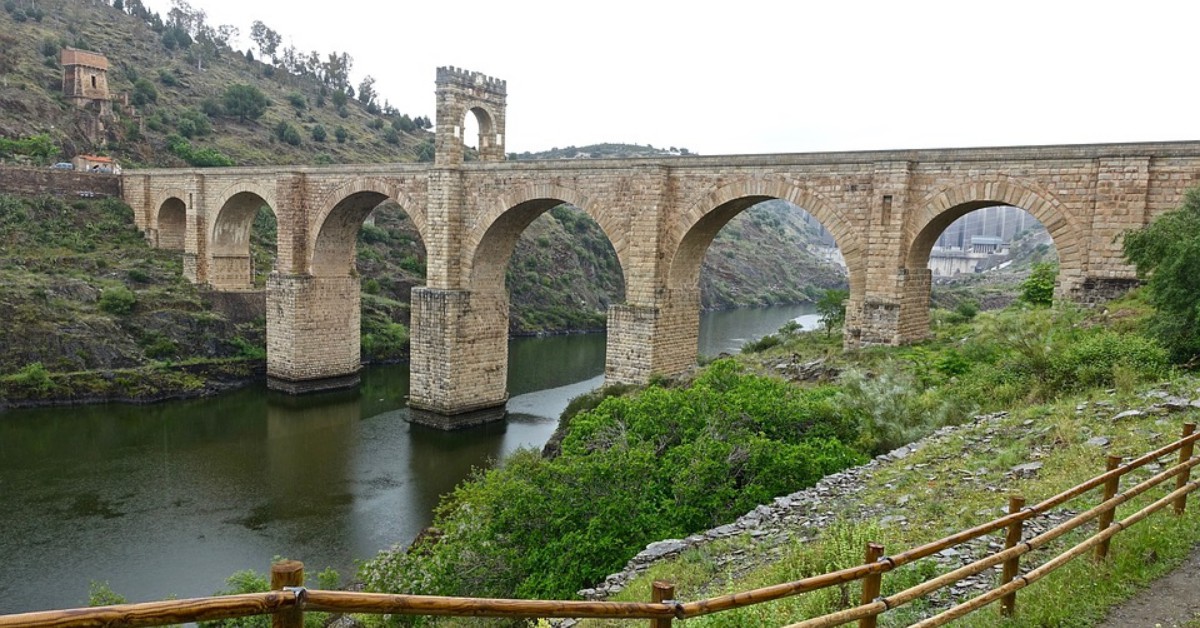 El Puente de Alcántara en Cáceres, España