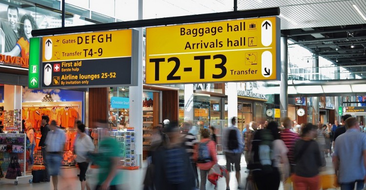 Interior de un aeropuerto internacional