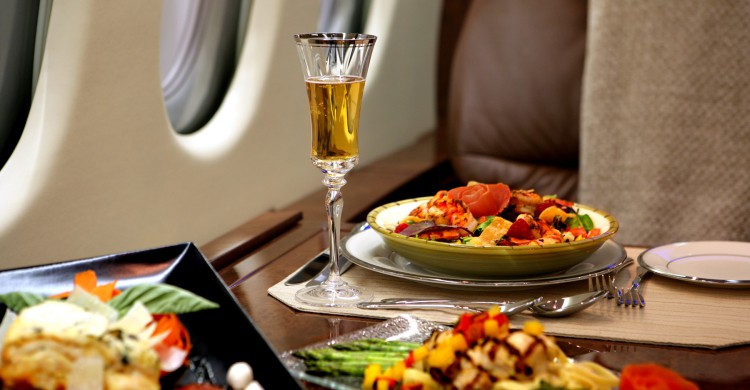 Comida servida en los asientos de primera clase de un vuelo
