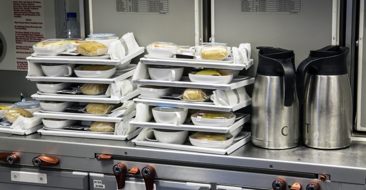 Bandejas de comida en un avión