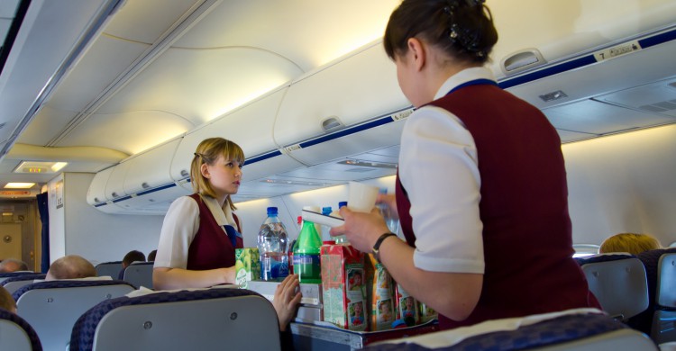 Dos azafatas sirven la comida en un avión