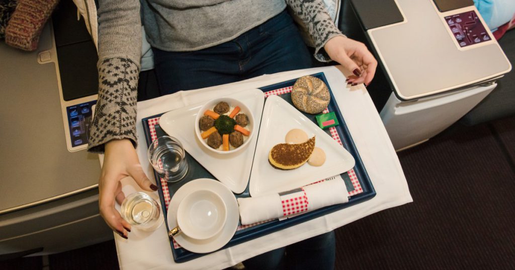 ¿Cuáles son las aerolíneas que ofrecen mejor comida y bebida?