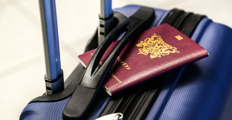 Una maleta con un pasaporte