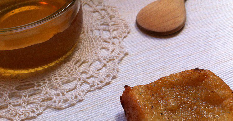 La torrija acompañada de miel es típica en Cuaresma en Andalucía (Fuente: La Tanana / Flickr)