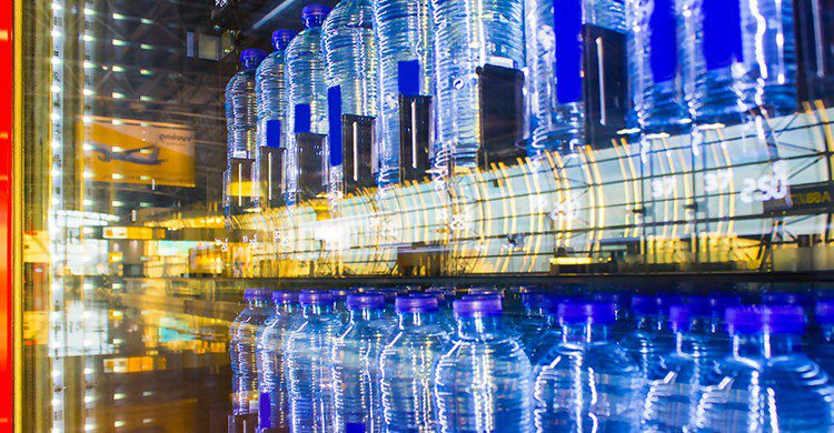 Agua en el vending de los aeropuertos (iStock)
