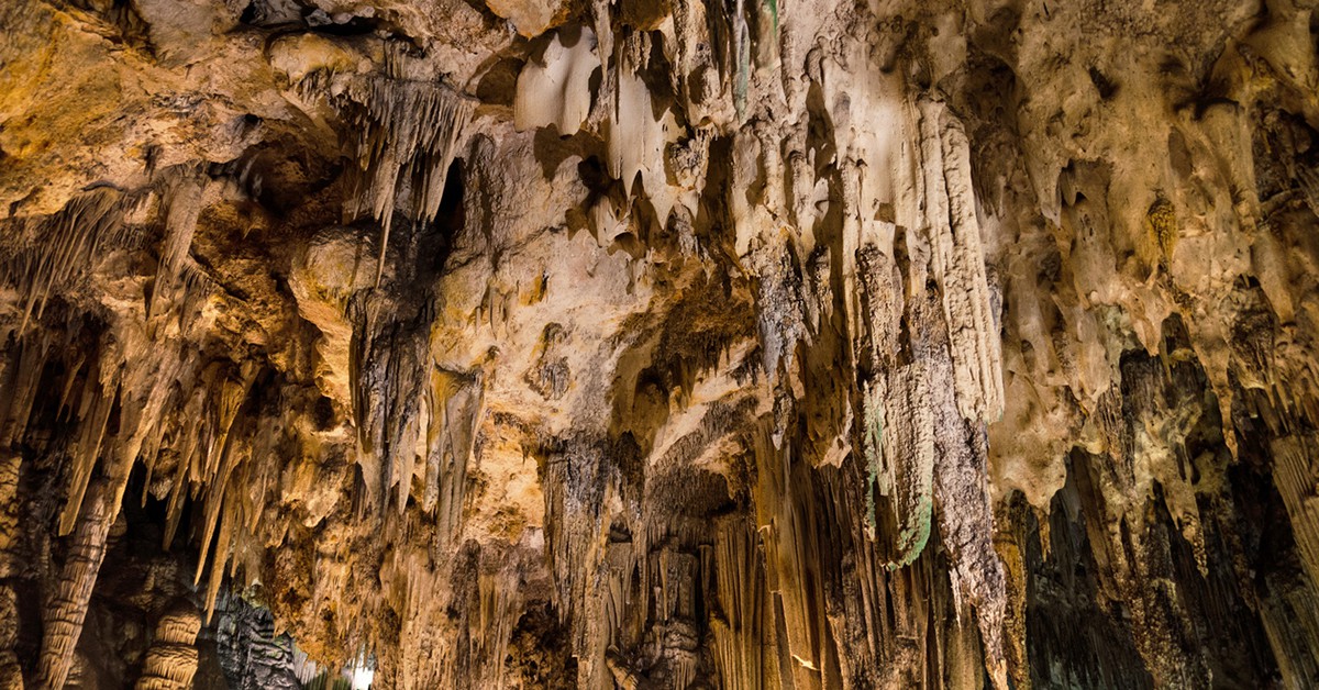 Estalactitas en una cueva