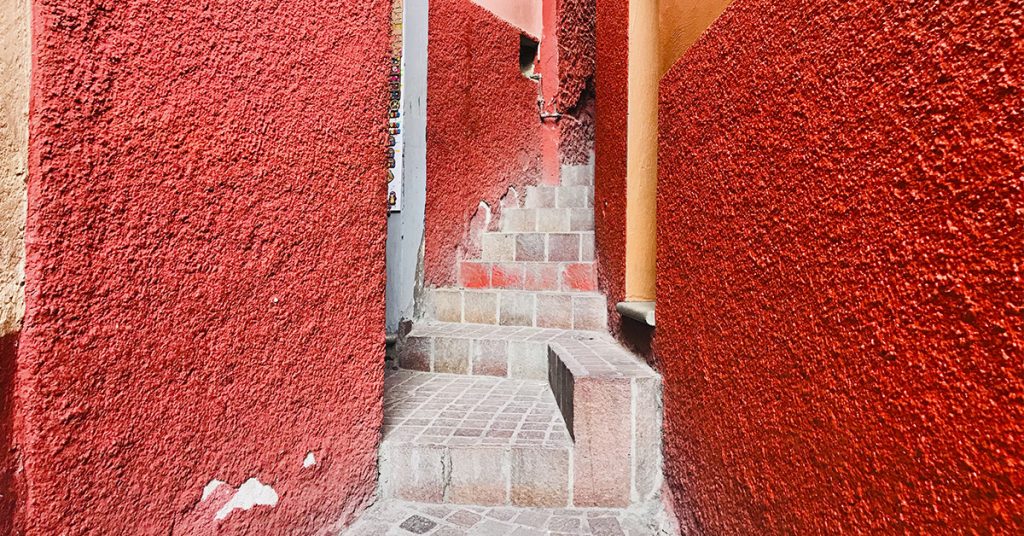 El callejón del beso en Guanajuato, México(istock)