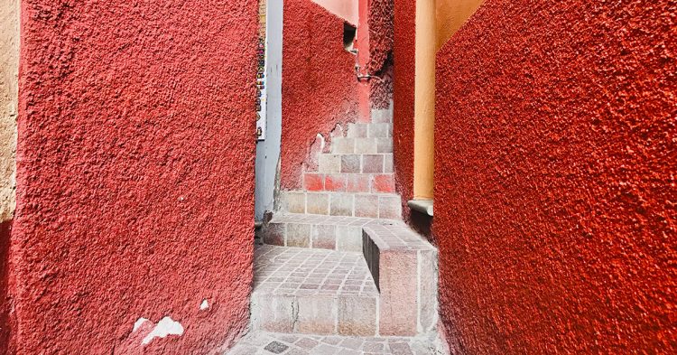 El callejón del beso en Guanajuato, México(istock)