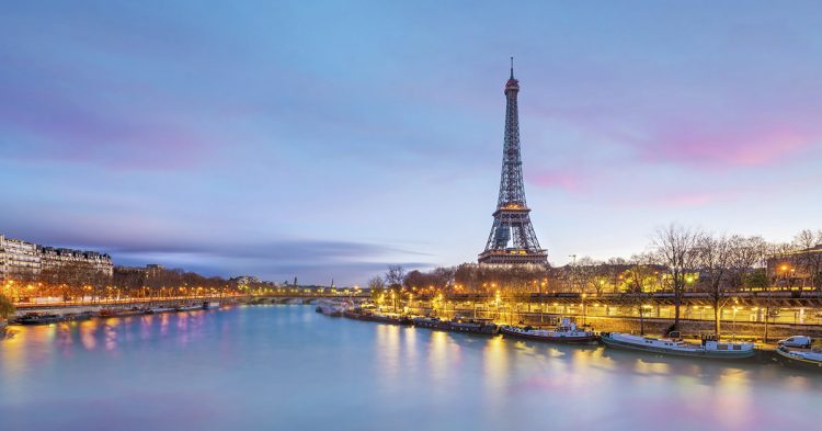 Un beso debajo de la Torre Eiffel (Istock)