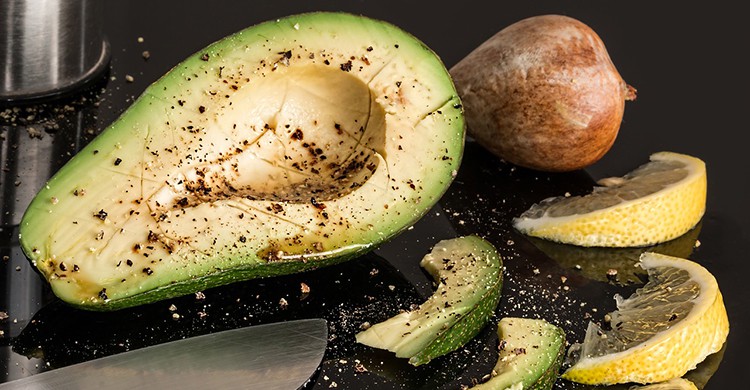 Aguacates con cebolla y lima
