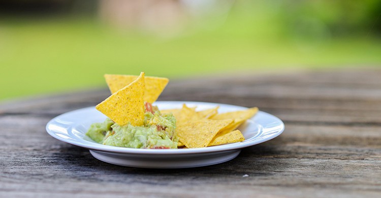 Un plato de guacamole con nachos