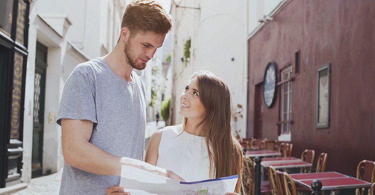 Una pareja buscando un lugar en el mapa (istock)