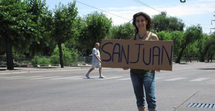 Julia del Olmo haciendo autostop (Julia del Olmo /caminosalvaje.org)