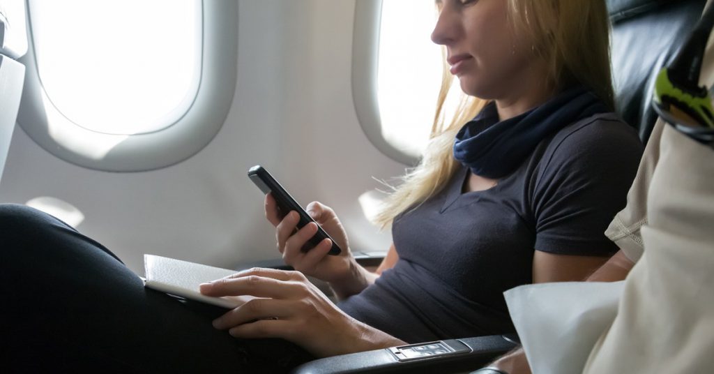 Sigue leyendo Qué puede provocar no poner el modo avión durante un vuelo