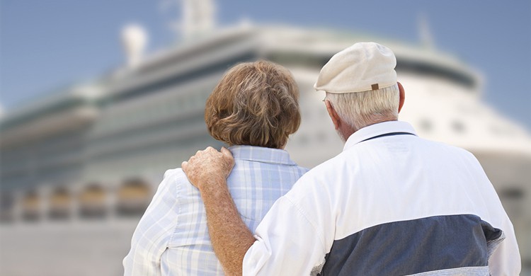 Dos ancianos miran un crucero