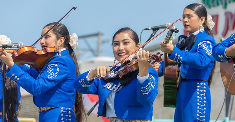 Tres músicas tocan en el día de la Independencia de México