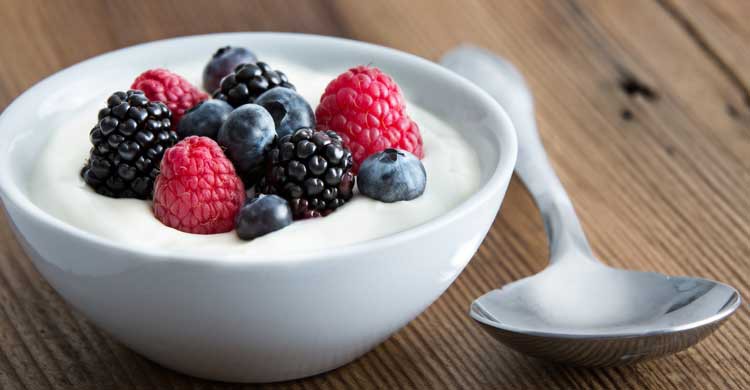 imagen tazon bayas yogurt fresco