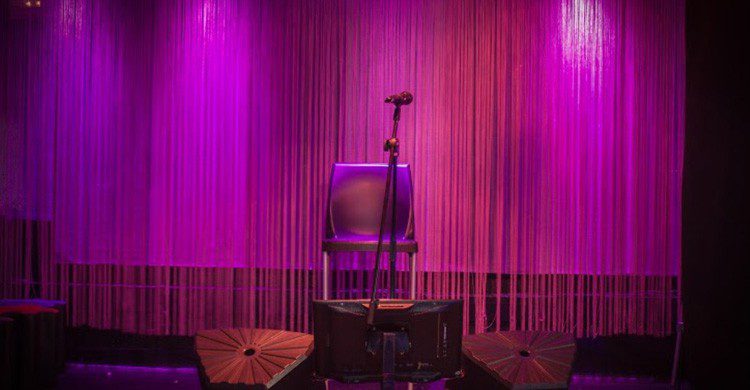 El enorme escenario de Master Plato Karaoke (Fuente: masterplato-karaoke.es)