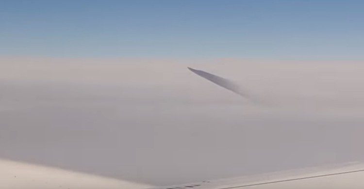 Un pasajero graba un ovni mientras vuela sobre el mar Egeo (YouTube)