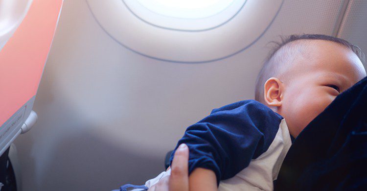 Los padres primerizos se deberán sentar en la clase turista (iStock)