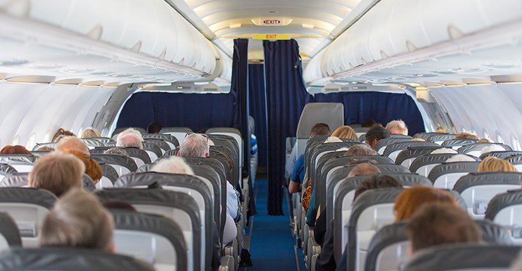 Pasajeros a bordo en un vuelo (iStock)