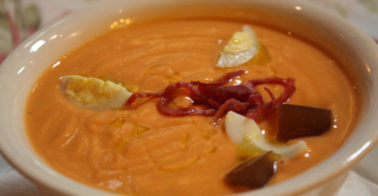 Degusta un salmorejo, tradicional de Córdoba (Fuente: Javier Lastras / Flickr)