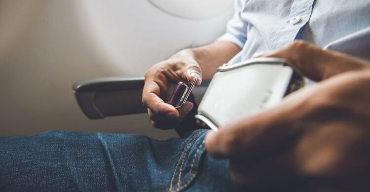 Ten siempre el cinturón puesto en un avión (istock)