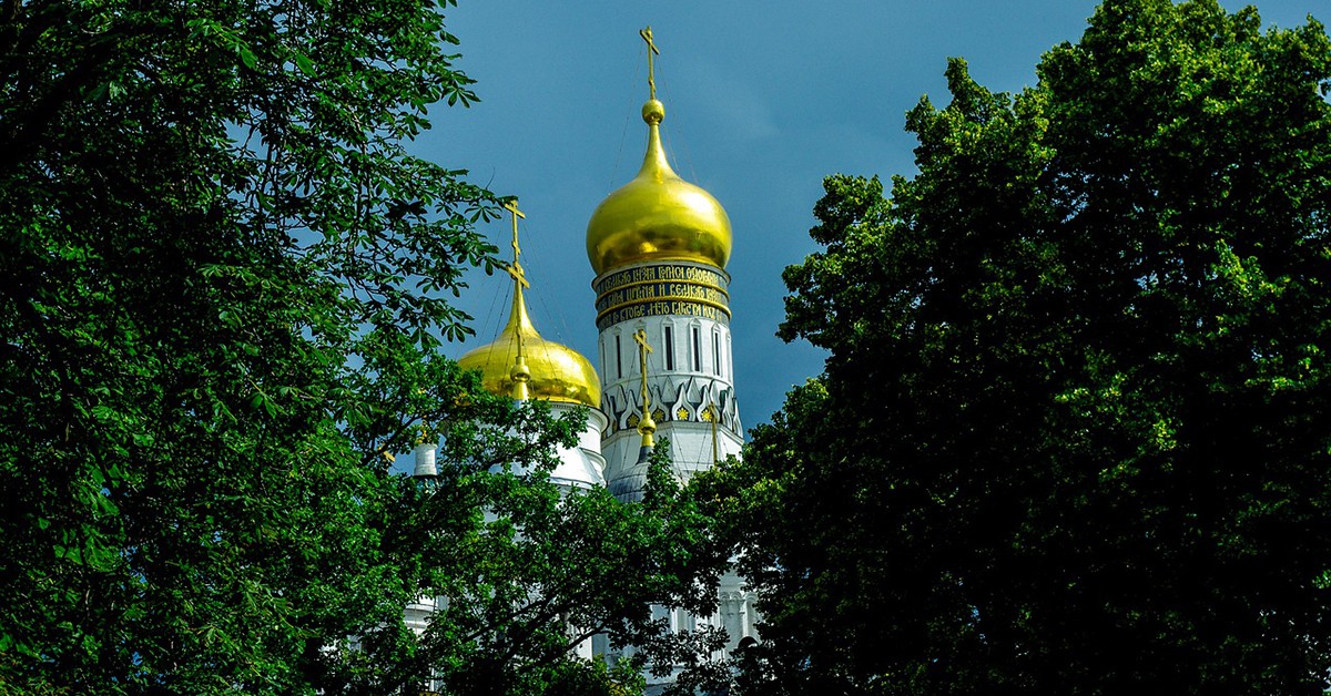 Una iglesia ortodoxa rodeada de árboles en Moscú
